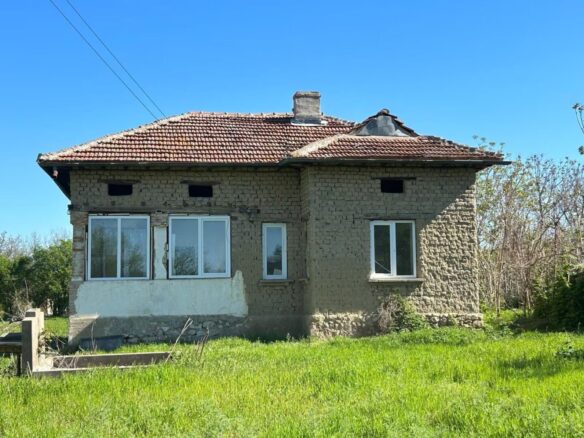 Teilsanierte Immobilie + gr. Grundstück in Muselievo Bulgarien