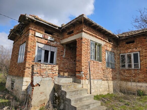 Freistehendes Backsteinhaus mit 1.500 m² in Koriten Bulgarien